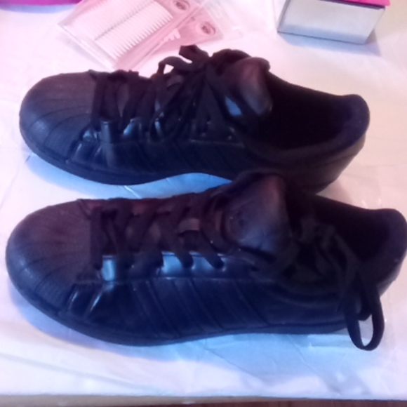 Adidas sneakers size 7 - Picture 1 of 7